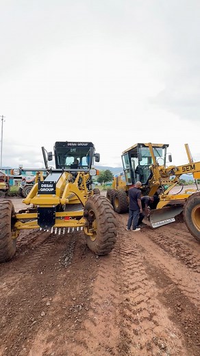 दो machine ek 👆 साथ क्यो खड़ी है 😱🙏 #SEM919 #grader #cat120 #rollerskating #graderlover | Motor Grader