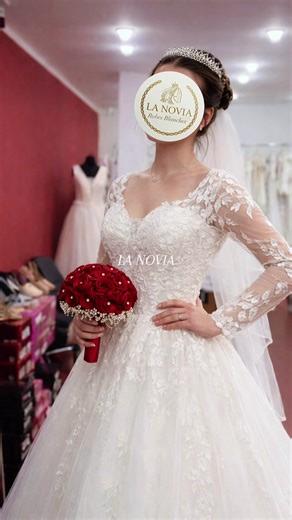 ✨ Robe de mariée unique & exceptionnelle ✨ Parce que chaque mariée mérite d’être unique, cette robe est une pièce d’exception… Un modèle élégant, raffiné et incomparable, créé pour la mariée qui veut briller le jour J. 💎 Une robe que vous seule porterez 💎 Un design qui ne ressemble à aucun autre 💎 Une allure royale et inoubliable Avec cette robe, vous ne serez pas seulement une mariée… vous serez la mariée dont tout le monde se souviendra. 👰‍♀️✨ 📩 Disponible dès maintenant – contactez-nous 