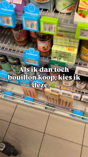Valerie - low tox lifestyle, momlife, creatorlife, freedom vibes on Instagram: "Na het brood kreeg ik ook deze vraag: Is er eigenlijk een goede bouillon in de supermarkt? Want etiketten lezen kost tijd en bij bouillon zie je vaak: gistextract, aroma’s, suikers of ingrediënten die je zelf nooit in een pan zou doen. Daarom licht ik af en toe producten uit die voor mij de beste en puurste optie zijn binnen die winkel, ook als je bent aangewezen op de supermarkt. Vandaag: vloeibare bouillon bij de A