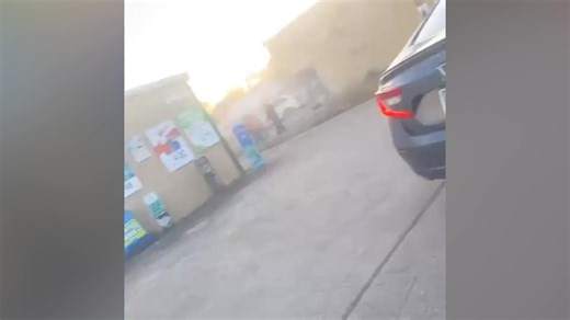 🚨 PINE BLUFF POLICE RESPONSE 🚨 One of our followers sent in this video as Pine Bluff Police respond to an accident on Dollarway Road, where a vehicle reportedly ran into the old Shipley’s Donuts building. At this time, the extent of injuries is unknown. Motorists are asked to use caution in the area as emergency responders work the scene. We will share updates as more information becomes available. #TheHeatLive #PineBluff #BreakingNews #DollarwayRoad #TrafficAlert #LocalNews | The Heat Magazin