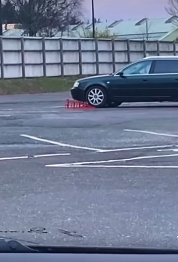 I’m not quite sure that’s how you do it😅🤣 #fyp #viral #blowthisup #makethisviral #GenshinTeleport #UnlimitedHPInk #meme #funny #car #carsoftiktok #pc #gaming #assettocorsa #assetto #forza #forza5 #haha #😂