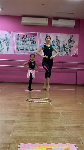 Las clases de modelaje le proporciona a nuestras alumnas las habilidades necesarias para caminar, posar y expresarse de manera segura, además de mejorar su autoconfianza👠🤩 Más información al 0980742760 #machala #modelaje #curso #niñas #escuela | Academia de danza y modelaje "Christel y Gyslaine Cobos"