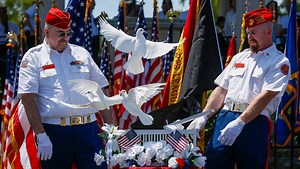 Memorial Day service draws hundreds to Springfield National Cemetery
