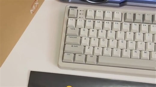 冬日办公好搭档！ILOVBEE机械键盘上线，键程细腻响应快，手部不冷不僵，颜值质感并存，让打字如呼吸般流畅。