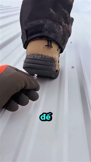 Đôi Giày Này Giúp Bạn Dính Chặt Trên Mái Nhà 😱
