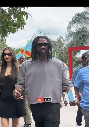 🇨🇩 Beaux-arts découverte Aujourd’hui à l’Académie des Beaux-Arts de Kinshasa, l’artiste Damso a effectué une visite officielle en compagnie du Directeur Général, Henri Kalama Akulez. Cette immersion lui a permis de découvrir les différentes œuvres ainsi que le dynamisme artistique qui anime l’institution, mettant en lumière la richesse et la créativité de la scène artistique congolaise. DG : Henri Kalama Akulez 🔱 Photographe : Bigis-vision DG 📸 [ Académie des Beaux-Arts de Kinshasa - officie