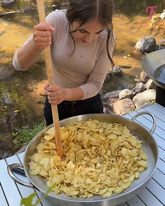 Woman makes deep fried chicken in the wild | Fabiosa Life Stories