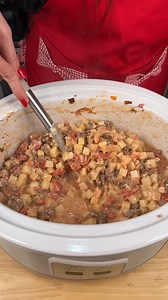 46K views · 210 reactions | Easy Crockpot Dinner Woman takes potatoes and ground beef to make a delicious dinner in the slow cooker This video was produced by Kiera J and Network Media, LLC. | Family Style Cooking | Facebook