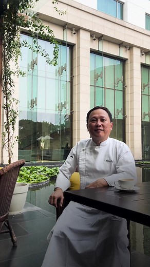 Meet Nelson Wong, Head Chef of the award-winning restaurant StraitsKitchen at Grand Hyatt Singapore. A true culinary artist, here he is warmly inviting you all to experience his distinctively Singaporean menu at Mr. Ong.Reservations only available for 7pm and 9 pm. Please call us at 918939871128, or visit https://bit.ly/3mRIDFJ #ChefWongAtMrOng #MrOngChennai #ParkHyattChennai #SingaporeanCuisine #OutdoorDining | Park Hyatt Chennai
