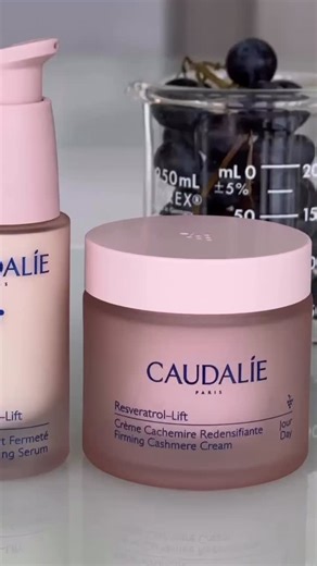 Farma-City.al on Instagram: "Linja Caudalie Resveratrol-Lift është një kombinim fuqiplotë që mban lëkurën të tonifikuar dhe të rinovuar çdo ditë: 💧 Serumi ndihmon në rikthimin e volumit dhe elasticitetit, duke punuar në baza qelizore. 🌟 Krema ofron hidratim intensiv dhe efekt lifting, për një pamje më të plotë dhe më të ndritshme. E gjithë linja Resveratrol-Lift është ideale për kujdes anti-age të përditshëm - për një lëkurë më të fortë, më të lëmuar dhe më rrezatuese 🤍 🌐 E gjeni linjën e pl