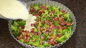 596K views · 1K reactions | Hoje eu vou mostrar para vocês o meu teste de uma receita low carb! Isso mesmo, um suflê de brócolis, ou pode chamar de um omelete metido a besta ;) Receita do suflê salgado 03 ovos 02 colheres de requeijão 01 creme de leite 01 brócolis 150g de queijo mussarela | Curso Gordices da Deia | Facebook