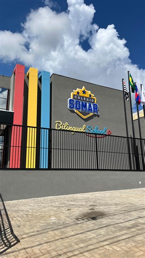 Revista Comunica on Instagram: "🎥✨ A Comunica TV acompanha de perto mais um grande marco para a educação de Lins! Neste sábado (31/01), estivemos presentes na apresentação do projeto arquitetônico da nova unidade da Educação Infantil do Colégio SOMAR — um espaço moderno, acolhedor e totalmente pensado para o desenvolvimento, a segurança e o bem-estar das crianças. 🏫💛💙 Salas amplas e iluminadas, ambientes lúdicos, áreas planejadas para estimular a criatividade, além de uma quadra poliesportiv