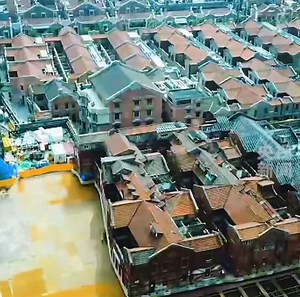 O complexo shikumen Huayanli, Xangai, pesando 7.500 toneladas, foi realocado usando 432 robôs “caminhantes”. Esses robôs, operando em sincronia, moveram o complexo a uma velocidade média de 10 metros por dia. O projeto teve como objetivo preservar a arquitetura histórica enquanto permitia a construção de um complexo comercial subterrâneo de 53.000 metros quadrados. Essa é a maior realocação de um complexo shikumen em grupo na China 🇨🇳, combinando preservação cultural com tecnologia de ponta. #