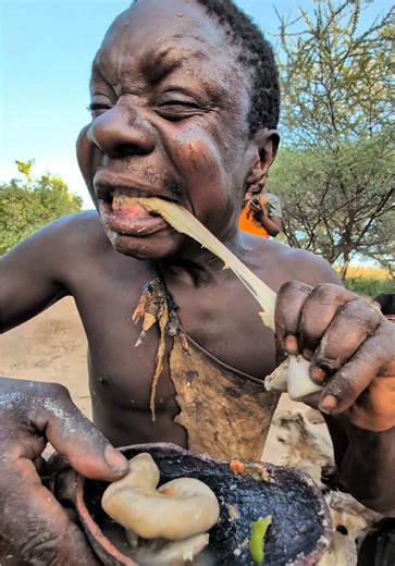 Chaaba not only cooks delicious food, but also feeds his own children after they are full. He is so caring#hadzabetribe #foryoupage #cooking #chaaba #funny