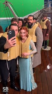 Titanic BTS: Selfies in Front of the Sinking Ship Set — Rare Behind-Camera Fun! A rare and hilarious behind-the-scenes moment from the Titanic set is taking over the internet! Cast and crew members snapped fun BTS selfies right in front of the giant sinking-ship set, showing the lighter, human side of filming one of the most intense sequences in cinema history. The massive hydraulic deck tilted behind them, water cannons blasted waves, stunt performers prepared for sliding shots — and in the mid