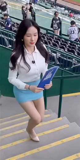 She Slipped on the Stadium Stairs! 😱 – resbalón