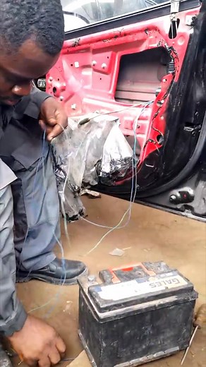 Comment installer le système verrouillage centralisé sur les véhicules à verrouillage mécanique, si tu souhaites connaître davantage inscris-toi maintenant en ligne ou presentielle Au CFP mecatronique Duvalier automobile . Les inscriptions sont ouvertes tous les jours ouvrables. Contactez nous via WhatsApp au 00237 6 73 08 39 33 | Duvalier automobile