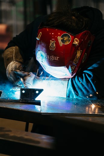 METALLERIE 𝗗𝗘𝗦𝗧𝗜𝗩𝗘𝗟𝗟𝗘 on Instagram: "Portrait d’atelier – Axel, métallier Aujourd’hui, Axel nous parle de son métier au sein de la Métallerie Destivelle. De la lecture du projet à la fabrication en atelier, il partage son quotidien, son exigence du détail et sa vision du travail du métal. (le chirurgien) Mettre en lumière celles et ceux qui façonnent nos réalisations est au cœur de notre démarche. Découvrez son témoignage Vos questions sur le métier de métallier sont les bienvenues #me