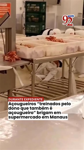 Canal92am | Web TV on Instagram: "Um vídeo que circula nas redes sociais mostra dois açougueiros em intensa luta corporal em uma das unidades do Supermercado Baratão da Carne. O vídeo foi gravado por um dos clientes da loja e amplamente divulgado nas redes, se tornando meme pelo fato de a rede de supermercados ter o slogan: “Açougueiros treinados pelo dono, que também é açougueiro”. Não há informações sobre a motivação da briga. #açougueiro #luta #supermercado #manaus #canal92am"