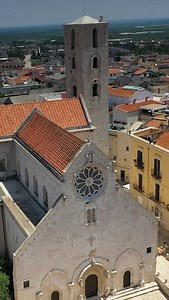 Un demone 😈si aggira tra i boschi 🌲 di Ruvo di Puglia. Per sapere dove ⛰️non perdetevi la puntata di #PugliaeLeggende promosso da @pugliapromozione_aret A fare da cornice alla leggenda ci sono gli antichi jazzi e i pastori della 🐏 Murgia. @weareinpuglia #WeAreinPUGLIA #PugliaeLeggende | Pinuccio