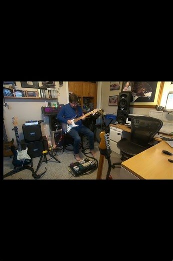 Digitech Trio + creates cool R&B song for practicing lead guitar