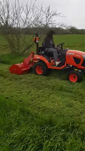tracteur kubota bx261 et broyeur caroni