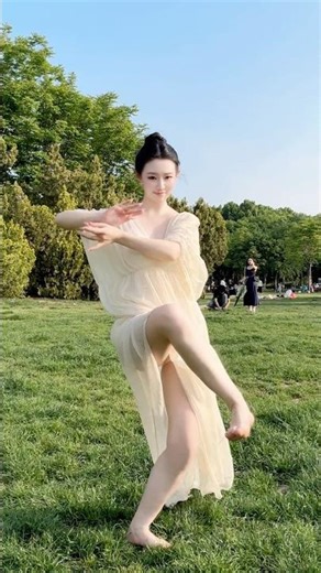 清纯美女民族舞……