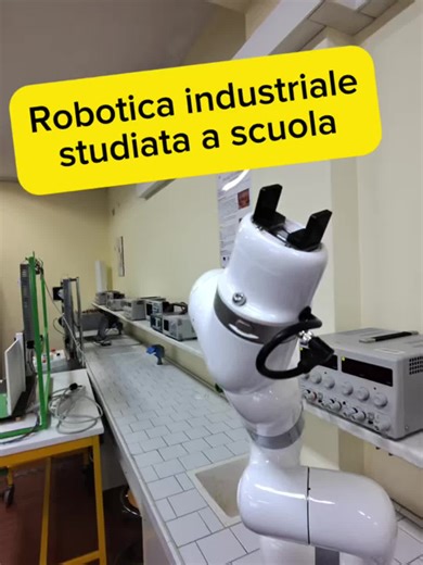 🤖⚡ La robotica è uno dei pilastri dell’industria moderna ⚡🤖 Non è solo movimento, ma integrazione di elettrotecnica, elettronica, informatica e automazione🧠🔌💻 Oggi è sempre più diffusa la robotica collaborativa, che permette ai robot di lavorare a fianco delle persone in sicurezza, gestendo movimenti precisi, cicli automatici e sensori 🤝🦾 In laboratorio si utilizza un robot collaborativo industriale Universal Robots, la stessa tecnologia presente nelle aziende 🏭 La programmazione segue u