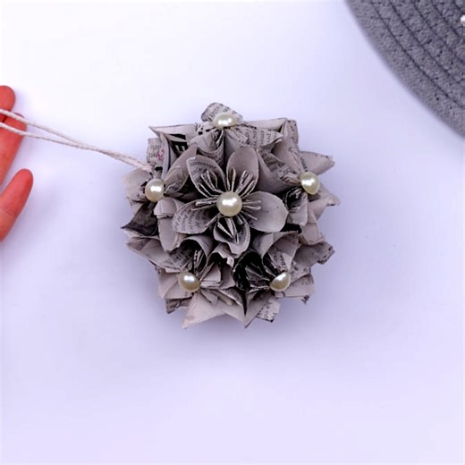 Flower decoration idea made from newspaper and pearl