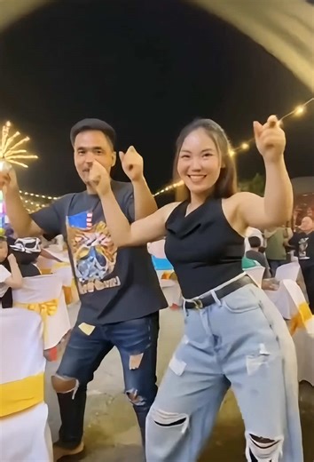 Tutorial para crear un video C-Walk con IA usando una sola foto 🤖🕺 Cómo hacer C-Walk sin bailar, convertir una imagen en CWalk dance video automático, AI dance C-Walk effect tutorial con Kling AI, photo to video dance fácil y natural ✨ How to make a C-Walk dance video from ONE photo using AI — automatic footwork, street dance vibe, hip hop style, no skills needed 💥 AI applies smooth C-Walk movements, rhythm sync y energía realista, haciendo que la foto parezca que realmente está bailando 😱🔥