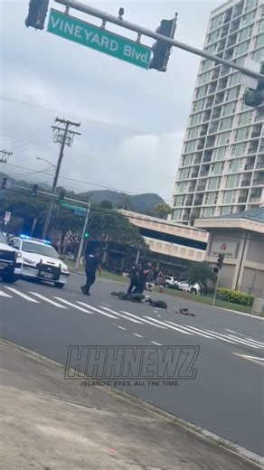 Isaac Scharsch on Instagram: "UPDATE, HIT AND RUN, PENSKE RENTAL TRUCK on Liliha St and N Vineyard Blvd. Had one witness reach out and stay anonymous. They said this happened around 11 AM. Penske rental truck took off after hitting a moped rider. Witnesses were yelling for the driver to stop but the truck kept going. Witness tried chase um to grab the plate but the driver allegedly used the shoulder lane to evade, then fled on H1 heading east and possibly exited around the Pali on ramp. Truck wa