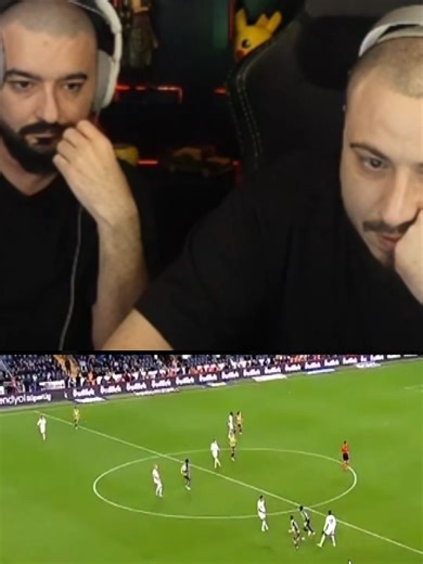 Fenerbahçe - Samsunspor Sizce ofsayt mı ? . . Futbol sahası dikdörtgen şeklinde olup sahanın yanlarında yer alan iki uzun çizgi taç çizgisi, kısa kenarlarda yer alan çizgiler ise kale çizgisi olarak adlandırılır. Kale çizgileri 45 ile 90 m arasında, taç çizgileri 90 ile 120 m arasında olmalıdır. Uluslararası maçlarda ise bu uzunluklar kale çizgileri için 64 ile 75 m, taç çizgileri için ise 100 ile 110 olarak belirlenmiştir. Saha, her iki taç çizgisinin orta noktasını birleştiren bir çizgiyle iki