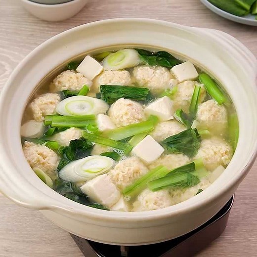 鶏の旨みがおいしい♪ 小松菜と鶏肉団子のさっぱり鍋のレシピ動画・作り方 | デリッシュキッチン