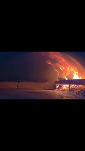 Dragilor, Noi am aprins focul in cuptorul Maestro!🔥 Acum e rândul vostru să vă aprindeți pofta! 😁❤️😋 Pizza maestro 🚗 Livrări la domiciliu 🏡 ☎️ 0733 012 104 ‼️ Comanzi 3 pizza si pe a 4-a noi ti-o oferim gratis 🍕🍕🍕 🍕 #PizzaMaestro #Buzău #dinpasiunepentrupizza #welovepizza | Pizza maestro