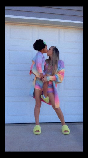 she stole my whole face 🤣💖 #mommyandmeoutfits #carlyandcam #ootd