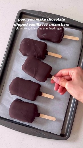 these chocolate dipped vanilla ice cream bars are gluten free, dairy free, and refined sugar free, and so easy to make! recipe on the comments. #icecreambar #icecreambars #vanillaicecream #chocolateicecream #icecreamrecipe #healthyicecream #veganicecream #dairyfreeicecream #glutenfreedessert #paleoicecream #refinedsugarfree #healthydessert #frozendessert #nobakedessert #summerdessert #veganicecreambars #dairyfreedessert #glutenfreedessert #homemadeicecream #chocolatedipped #kidfriendlyfood #alle