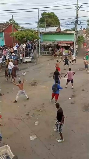 Extraoficialmente se reportan varios lesionados en la corrida de toros en calles de Granada. #granada | Al Tanto