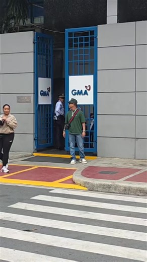 Natures unparalelled beauty cannot be replicated. Real gold and natural diamonds only period. Thanks for showin love brotha! @imkrislawrence We appreciate your business!!! #stayflooded #wekeepyashinin #masterpiece #bespoke #customjewelry #18k #18keverything #realgold #bigring #ruby #customizeluxurybrand