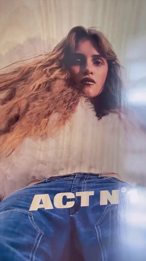 “Fashion Panorama – The Italian New Wave” è il progetto del Ministero degli Affari Esteri (@italymfa) e della Cooperazione Internazionale, curato da #VogueItalia, che porta nel mondo la creatività della nuova generazione di stilisti. La mostra itinerante, che ha inaugurato la prima tappa a Tirana l’8 maggio, racconta la moda italiana contemporanea attraverso un’esposizione di foto, immagini di repertorio e video creati ad hoc da dieci stilisti. Scopri tutto quello che c’è da sapere dei dieci des