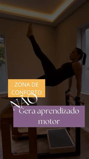 Karla Seleme | NeuroPilates on Instagram: "Estratégia neurológica #2: Variação e Contexto Repetir é importante. Mas repetir sem variar cria alunos bons em decorar, não em aprender. O sistema nervoso evolui quando precisa: ▫ se adaptar ▫ ajustar ▫ resolver pequenas mudanças Na prática, isso significa: ✔ mudar a ordem dos exercícios ✔ variar planos e ritmos ✔ alternar instruções visuais e verbais ✔ criar desafios simples de coordenação e reação O corpo aprende no limite da adaptação, não na zona d