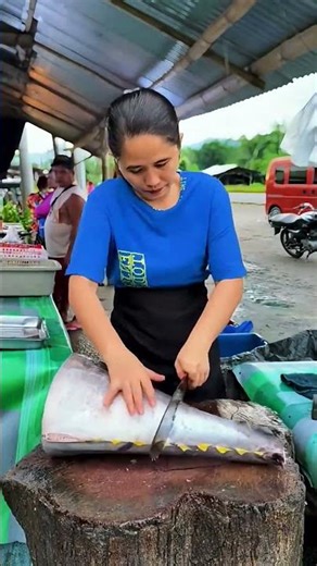 Cutting tuna into two parts with clean slicing technique