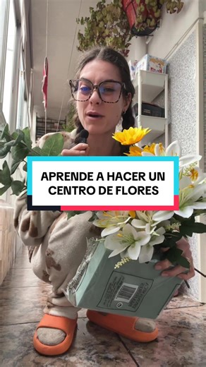 Tutorial de como hacer un buen centro de flores tías!!! Llevo con este arte muchos años ya así qué os enseño mis truquis. Yo este se le he llevado a mi papá por el día del padre ☺️🤍 #diadelpadre #turorial #tutorialfacil #centrosdeflores #dadday
