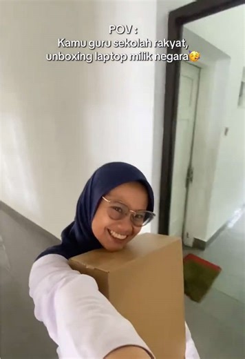 Unboxing Laptop untuk Guru Sekolah Rakyat