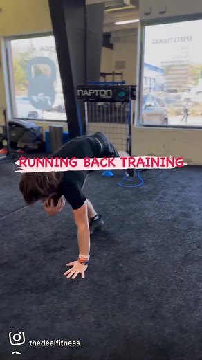 Running back drills 🔥 Playing running back you have to have balance, power, speed, vision, and coordination. Todays focus was on staying in control rather than going all out every rep. Starting with the balance/ explosive work to the actual movement work! Building patterns with your movements will help you unlock cognitive skills and make you a dominate player! 💯 #TDF #thedealfitness #runningback #football