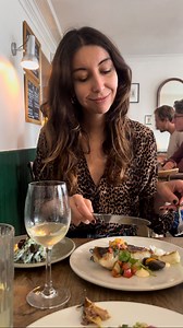 10 super bars cachés à Paris 🤫👇 1- The Underpool Caché sous une piscine Déco d’inspiration 80’s Recettes de cocktails aux saveurs Asiatiques @theunderpool 📍10 rue Bréguet, 75011 Paris 2- Spootnik Vaste bar caché dans la cave, sous le restaurant Datsha Décoration futuriste version 60’s et et cocktails stratosphériques @spootnikbar 📍57 rue des Gravilliers, 75003 Paris 3- Le Très Particulier Bar niche au sous-sol de l’hôtel particulier Cocon luxuriant caché dans le jardin d’hiver 📍23 avenue Ju