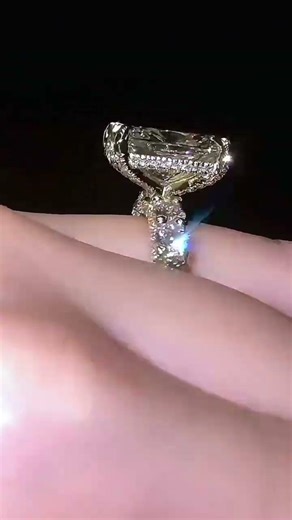 The square-shaped diamond ring, with intricate and luxurious setting, you must have it. #diamond