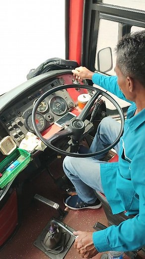 240K views · 1.5K reactions | Hand Brake diaktifkan, driver meninggalkan ruang kemudinya | Karyo Lecek | Facebook