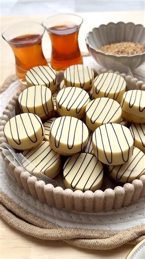 ‎𝙍𝙤𝙡𝙡𝙖 🍪🍫شیرینی|کوکی|دسر|کیک|شکلات‎ on Instagram‎: "👩🏻‍🍳🍫🍩نکات طلایی در کپشن👇 @rolla__rolla__ @rolla__rolla__ بعد از فالو کردن رولا بیا این نکاتُ بخون😍👇 🍫تخم مرغ و شکر در مرحله اول باید ۵_۷ دقیقه هم زده بشن تا کرم رنگ بشه 🍫فر باید از قبل داغ شده باشه 🍫قالب سیلیکونی باید چرب بشه 🍫کرم فندوق رو که به کیک زدید باید همراه کیک به مدت ۳۰ دقیقه فریز کنید 🍫ارتفاع شکلات سفید نیم سانت هم باشه کافیه بسته به ارتفاع قالبتون 🍫تو یخچال بذارید تا شکلات سفت بشه بعد از قالب جداش کنید 🍫این پست