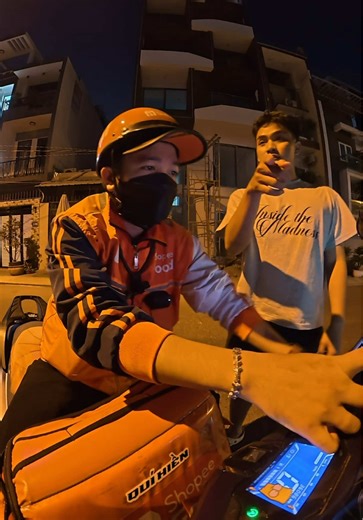 Vlog chill cuối ngày, sai vị trí mà vẫn dui dẻ dui dẻ 😄 #quihien #spf #taixecongnghe #shipper #saigon
