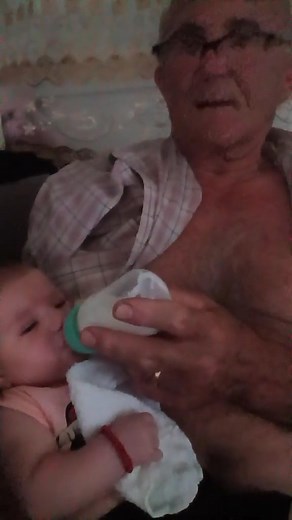 V Jani vas čaka zgodba o Sonji iz Podgorice, ki pri 57 letih prvič postala mama, v spodnjem videu pa vam novopečena družinica pošilja prijazne pozdrave ... | Revija Jana